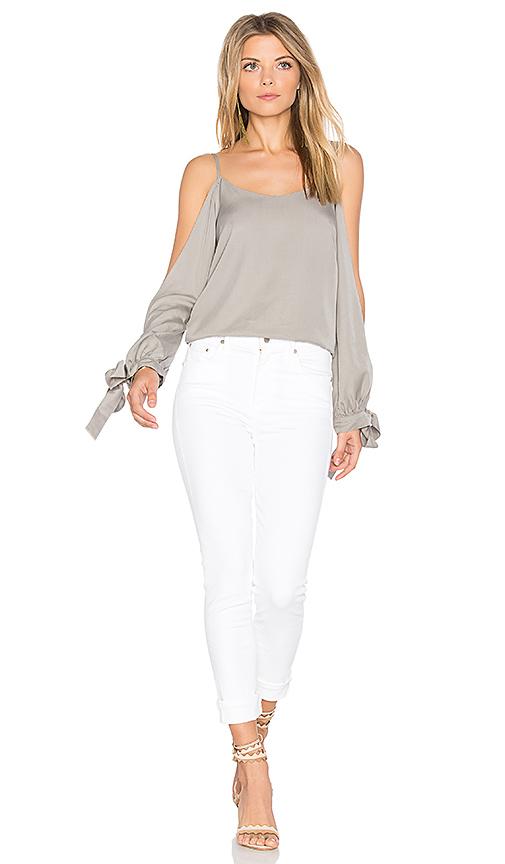 Top con hombros descubiertos en gris